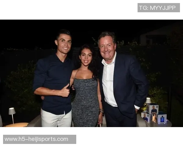 足球明星的另一半：她们背后的故事与生活点滴